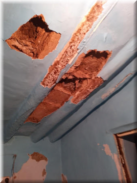 Рушится потолок в доме и нет денег сделать ремонт